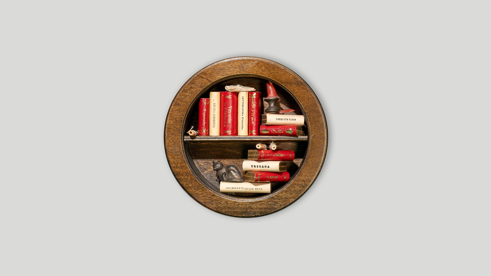 Große Mini-Bibliothek mit Bullauge