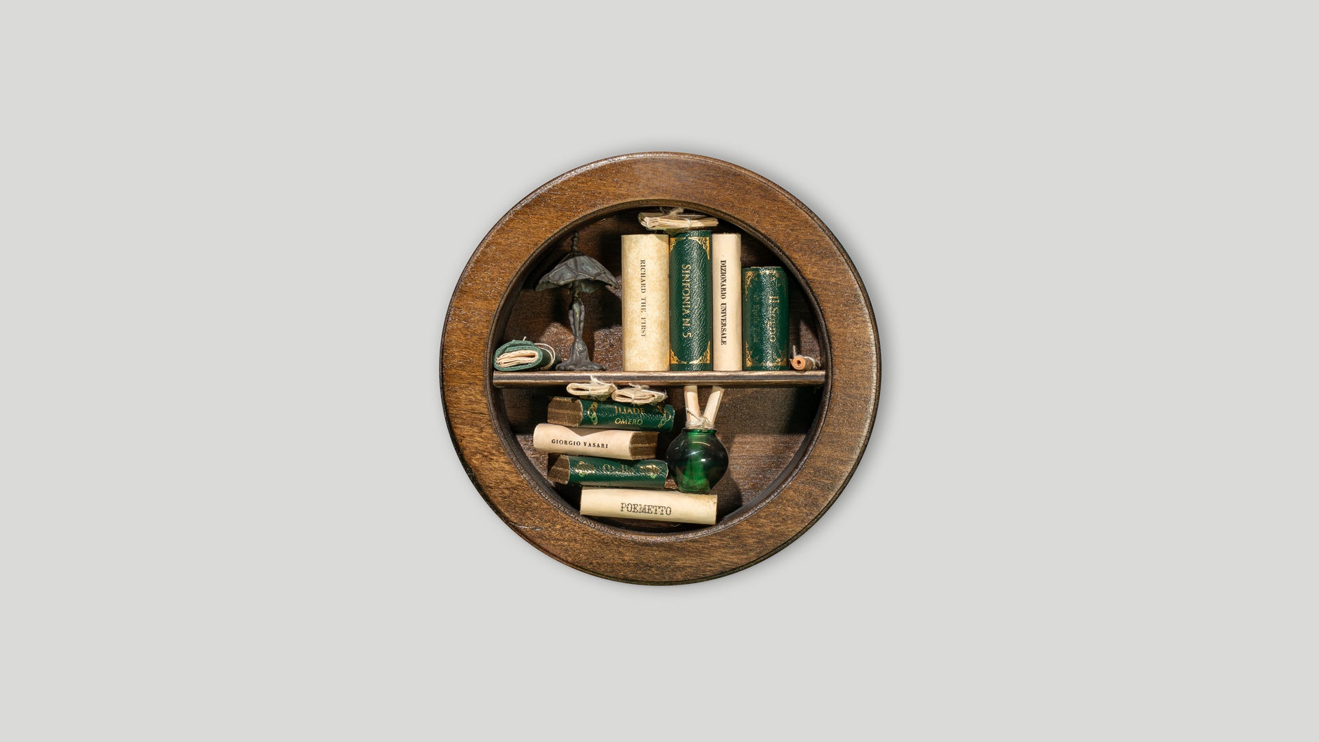 Große Mini-Bibliothek mit Bullauge